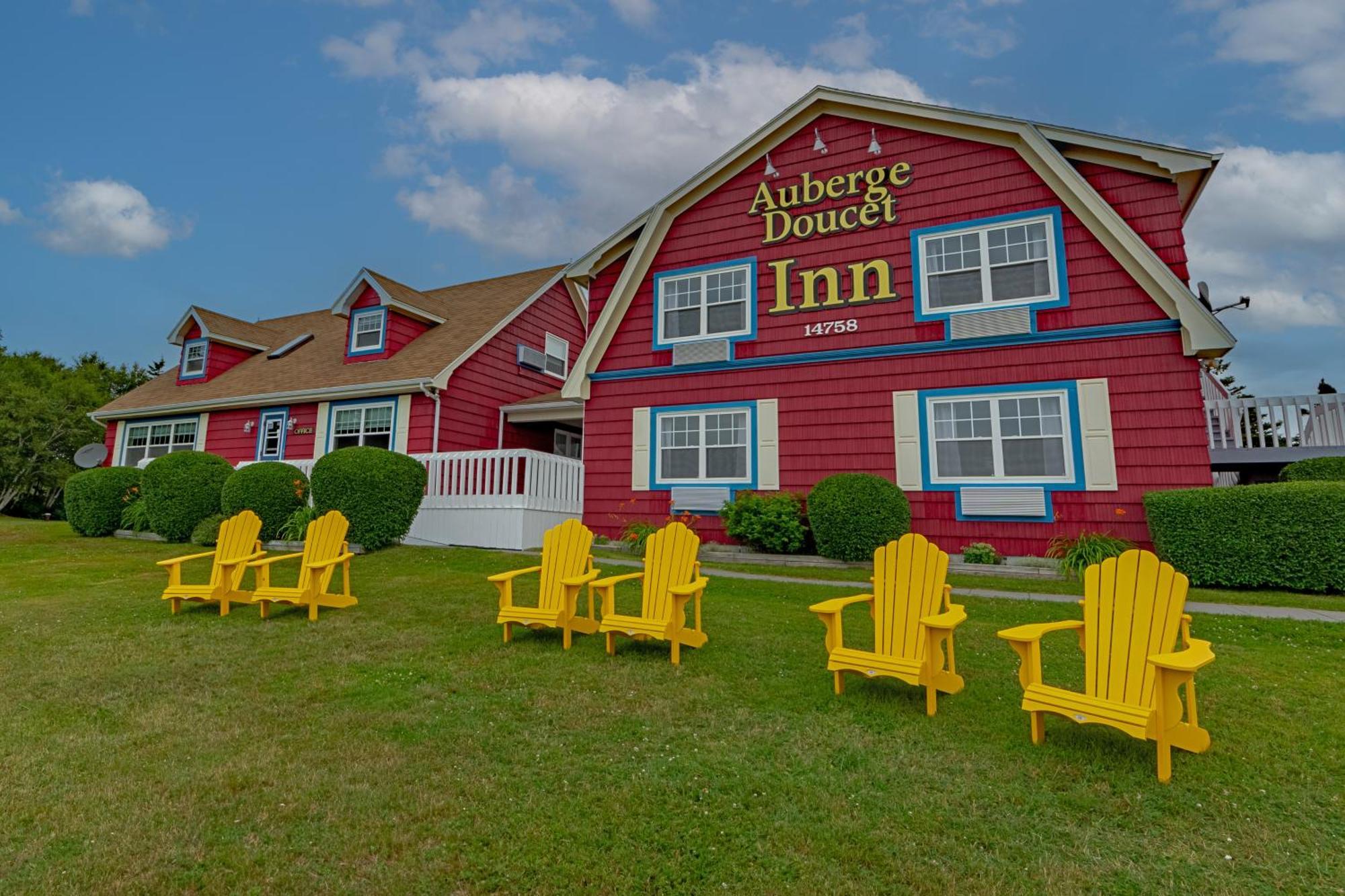 Auberge Doucet Inn Chéticamp Exteriör bild