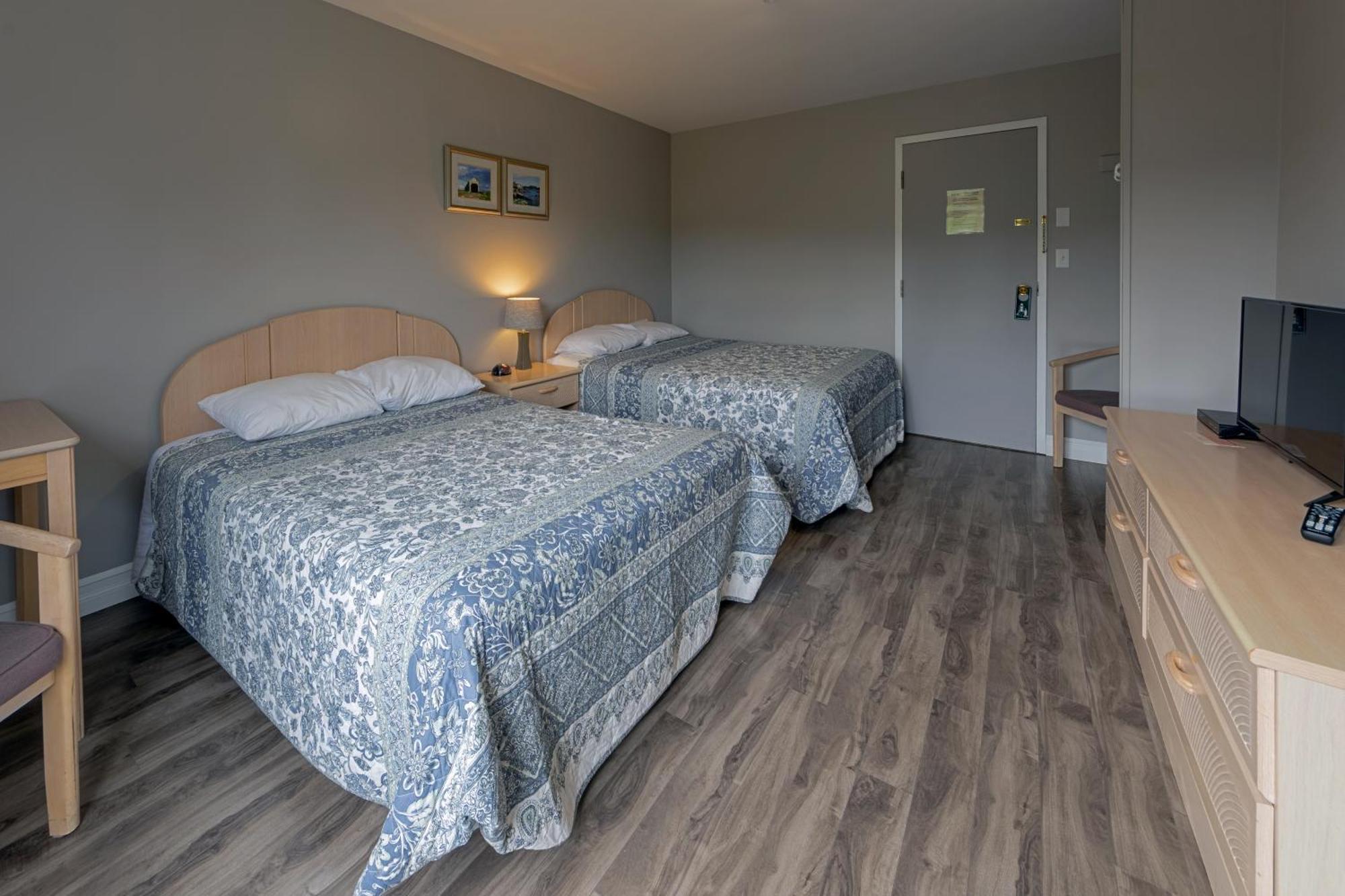 Auberge Doucet Inn Chéticamp Exteriör bild
