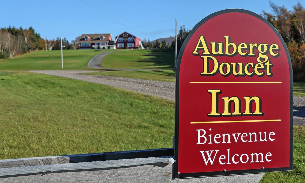 Auberge Doucet Inn Chéticamp Exteriör bild