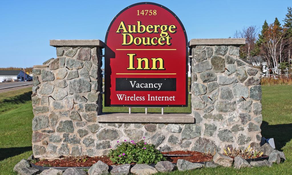 Auberge Doucet Inn Chéticamp Exteriör bild